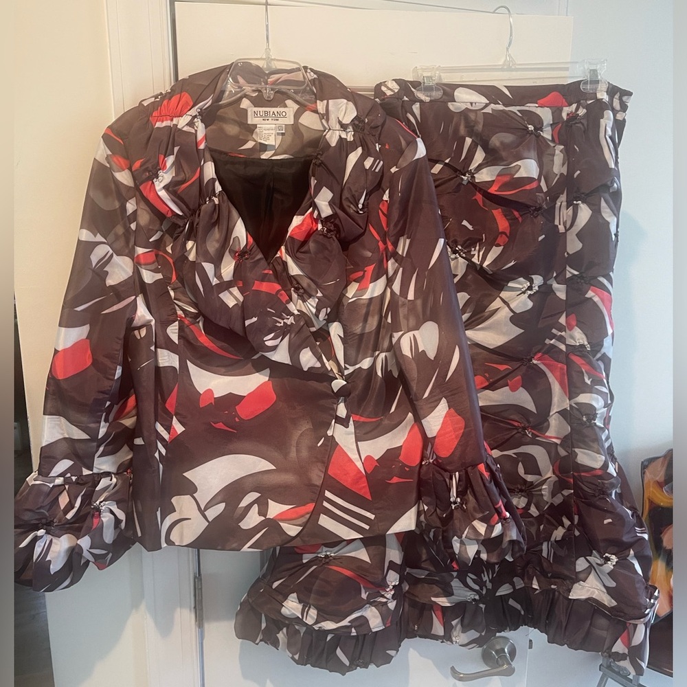 LIKE NEW: 2-piece designer suit, 16W, multi-color